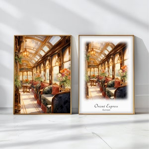 Può includere: Un dipinto che rappresenta l'interno di una carrozza ferroviaria con sedili imbottiti, pannelli in legno decorati e un soffitto di vetro. Il dipinto è incorniciato in oro e ha il testo "Orient Express Europe" in basso.