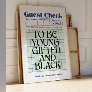 Puede incluir: Un póster enmarcado con las palabras "TO BE YOUNG, GIFTED AND BLACK" en negrita. El póster está apoyado contra una pared, con un encabezado "Guest Check" y un diseño de cuadrícula azul y blanco. Las palabras "Thank you - Please Come Again" están en la parte inferior.