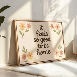 It Feels So Good to Be Home Floral Typography Print, Above Bed Wall Art Affirmation Quote Print, Retro Living Room Wall Art, Preppy Wall Art