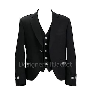 Puede incluir: Chaqueta de kilt negra con chaleco a juego. La chaqueta tiene solapas con muescas, dos bolsillos delanteros y botones plateados decorativos. El chaleco tiene cuello en V y botones a juego. El texto "DesignerKiltJacket" es visible.