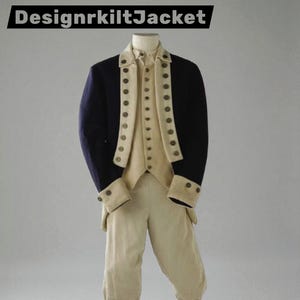 以下が含まれることがあります： クリーム色の襟と袖口、濃い色のボタンが特徴のネイビーブルーのジャケット。 ジャケットはクリーム色のベストとパンツと組み合わせています。 上部には「DesignrkiltJacket」という文字が表示されています。 これは歴史的な衣装です。