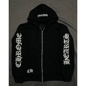 Sudadera gótica negra con cremallera: estilo urbano con estampado de letras llamativas en las mangas.