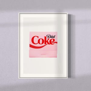 Różowy Diet Coke Matchbox Wall Print | cyfrowy wydruk artystyczny z colą, jedzeniem i napojem gazowanym, pomysł na prezent dla niej dla dziewczyny w stylu retro z pudełkiem zapałek