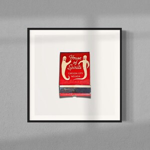 Sztuka ścienna House of Spirits Vintage Matchbox | vintage ghost print, czerwony plakat, dekoracja na Halloween, październikowy plakat kuchenny, alkoholowe pudełko zapałek