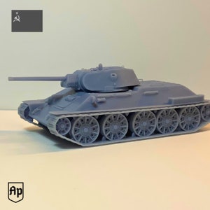 Puede incluir: Un modelo de tanque T-34 soviético de plástico gris. El tanque tiene un diseño detallado con orugas y ruedas visibles.