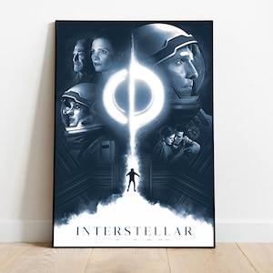 Peut inclure: Une affiche bleue et blanche avec un graphique d'un anneau brillant et plusieurs personnages du film Interstellar. Le texte "Interstellar" est en bas de l'affiche.