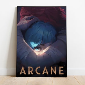 Pu&ograve; includere: Un poster in bianco e nero con un personaggio dai capelli blu di cui &egrave; visibile solo un occhio. Il personaggio &egrave; avvolto in bende. Il poster ha la parola "ARCANE" in lettere dorate in basso.