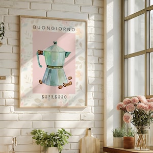 Pode incluir: Uma impressão emoldurada com uma ilustração em aquarela de uma cafeteira azul e verde com o texto "BUONGIORNO ESPRESSO" em um fundo rosa com detalhes florais.