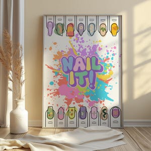 Könnte beinhalten: Ein farbenfrohes Poster mit dem Text "NAIL IT!" in einer Blasenschrift. Das Poster zeigt verschiedene Nageldesigns mit unterschiedlichen Farben und Mustern, darunter Blumen, Wirbel und geometrische Formen.