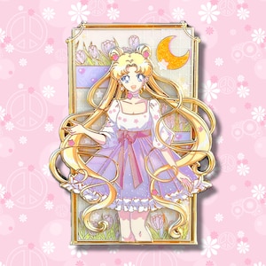 Puede incluir: Un pin de esmalte con marco dorado que presenta una ilustración de dibujos animados de Sailor Moon con un vestido morado y blanco con un lazo rosa. Tiene el pelo largo y rubio y ojos azules. El fondo es azul claro con estrellas y una luna creciente.