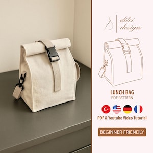 Może przedstawiać: Beżowa torba na lunch z rolowanym zamknięciem i czarną klamrą. Posiada pasek na ramię i boczny uchwyt. Torba wykonana jest z materiału przypominającego płótno. Obraz zawiera również rysunek linii torby i tekst "LUNCH BAG PDF PATTERN".