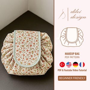 Op de afbeelding: Een make-uptasje met bloemenprint en lichtblauwe rand. De tas heeft een trekkoordsluiting en is bedrukt met kleine oranje en gele bloemen op een crèmekleurige achtergrond. Tekst op de afbeelding luidt "MAKEUP BAG PDF PATTERN" en "BEGINNER FRIENDLY".