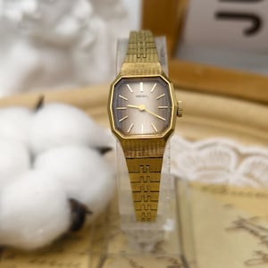Vintage Seiko Ladies Mechanical Watch 19mm Gold Tone Octagonal Case Textured Dial & Bracelet