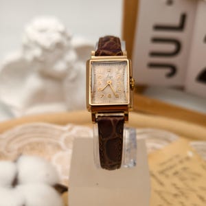Vintage 1960s Luch Ladies Gold Tone Mechanical Watch 19.1mm Rectangular Case