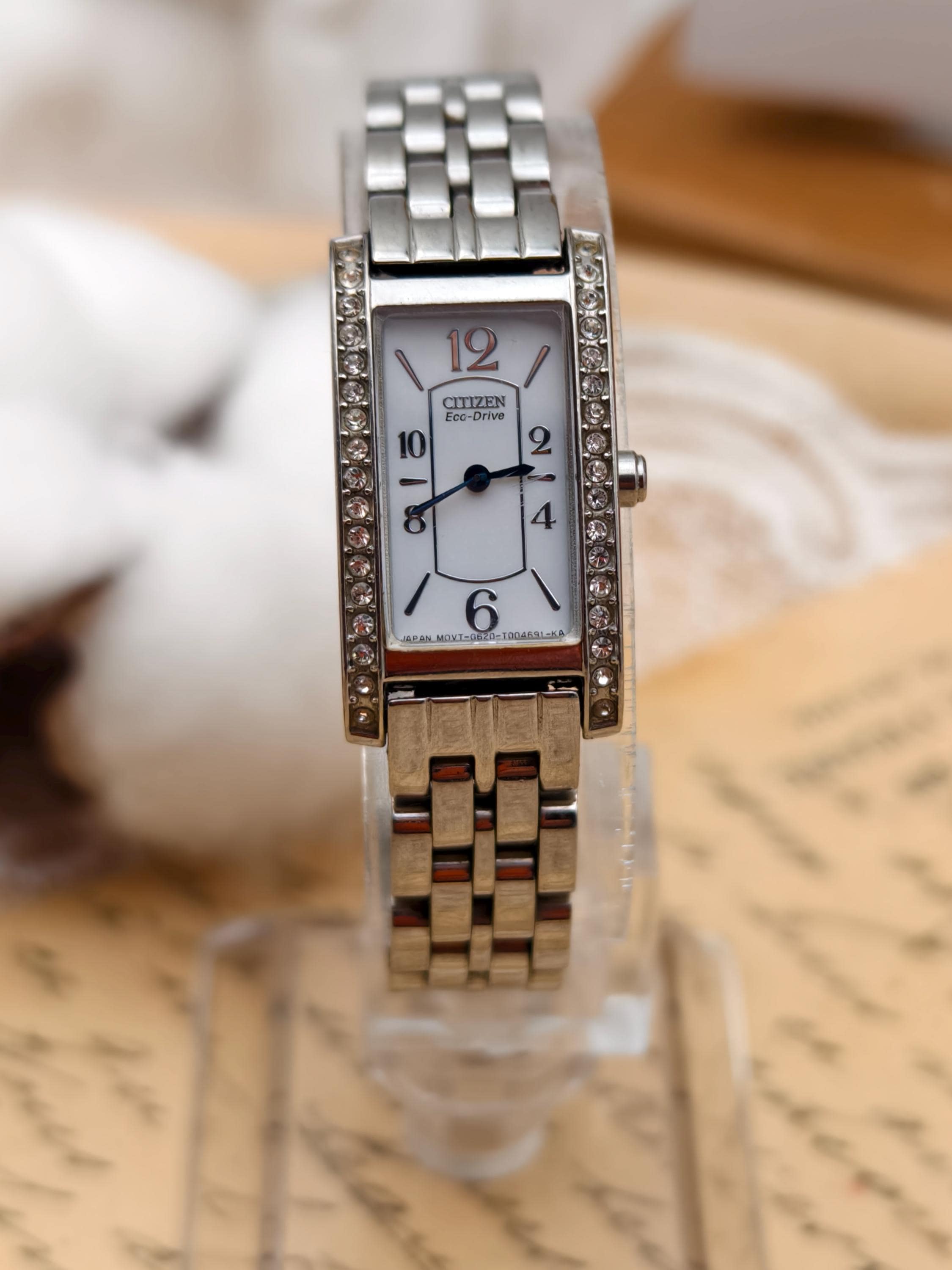 Orologio Citizen Eco-Drive da donna con lunetta rettangolare in