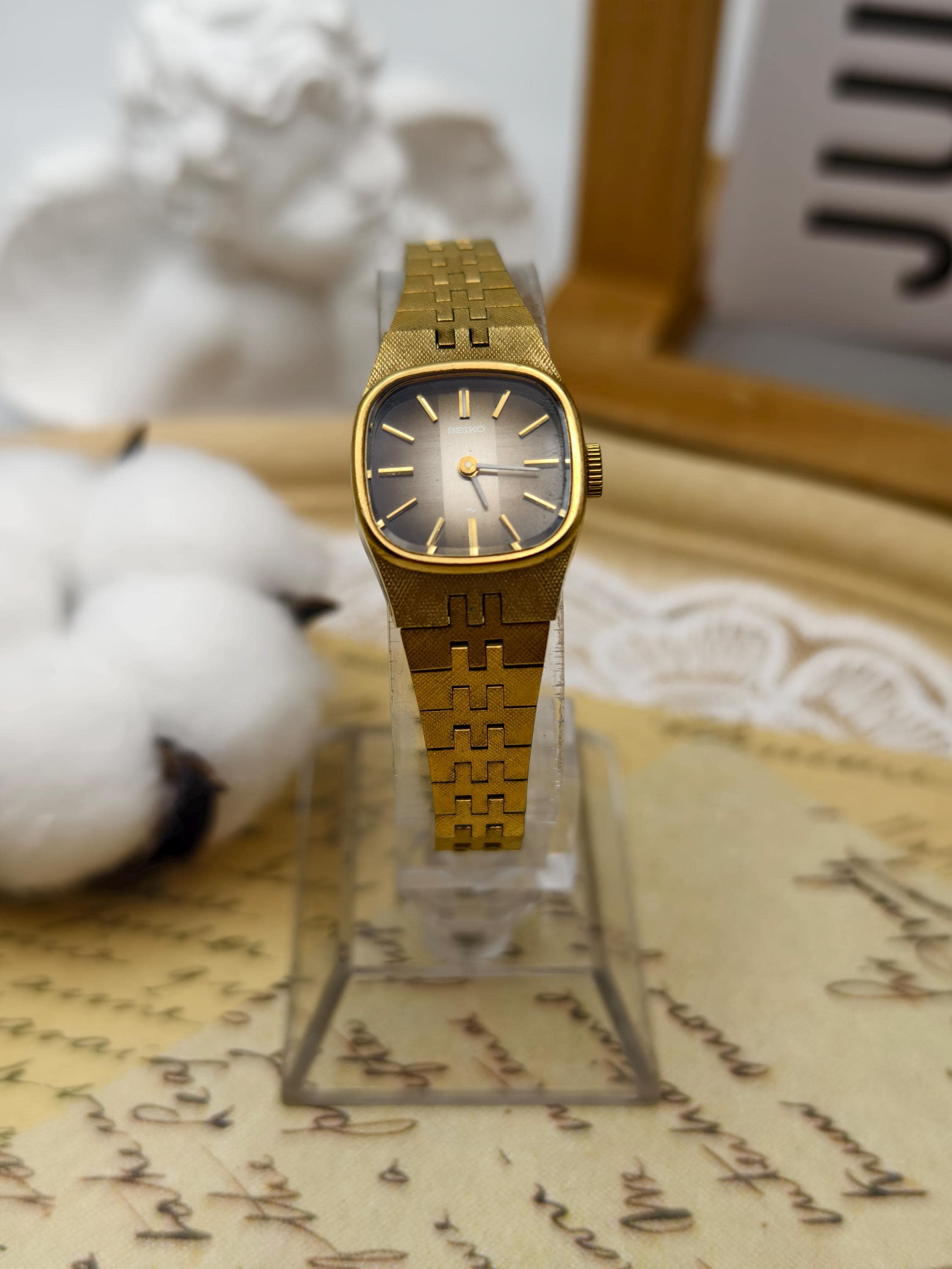 Vintage Seiko Women’s Automatic Watch Gold Roman Dial Petite 1970s Vintage 1970s Seiko Ladies Mechanical Gold Tone Watch Green  main image 2