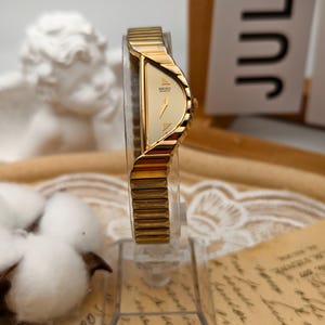 Orologio al quarzo da donna Seiko vintage anni '80 color oro con cassa asimmetrica
