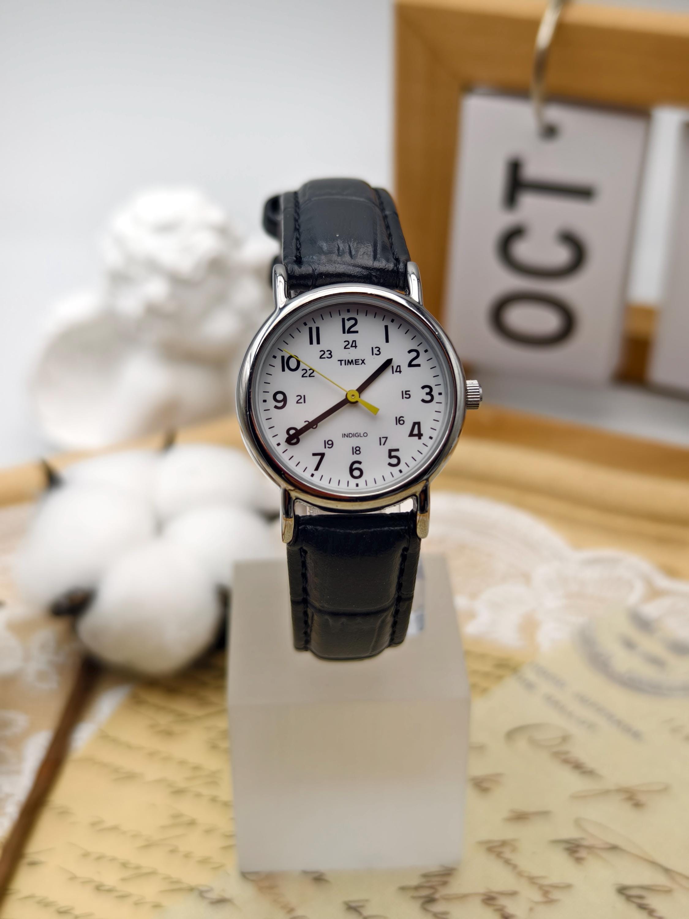 Vintage Style 25mm Leather Strap Watch with Indiglo Light The Vintage Women main image 2