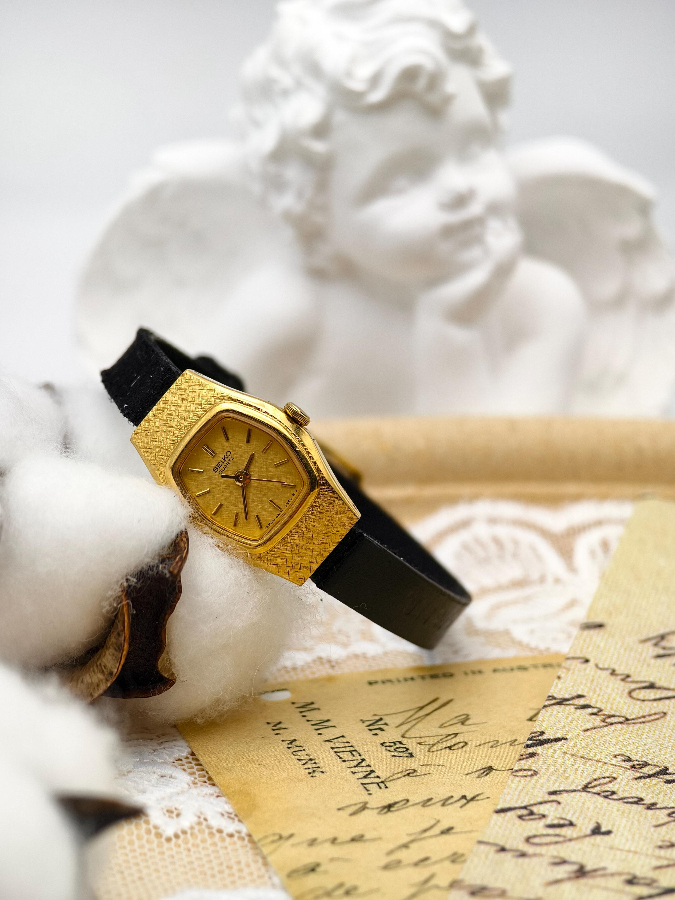 Vintage 1980s Seiko Ladies Gold Tone Textured Quartz Watch 