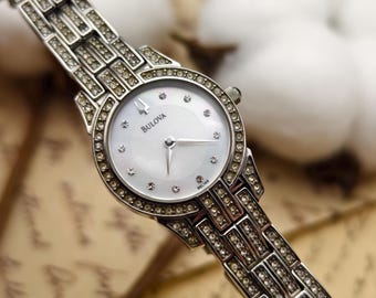Elegancki damski zegarek kwarcowy Bulova w kolorze srebrnym z kryształkami