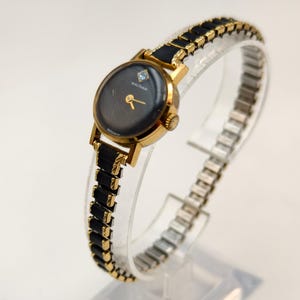 Orologio da polso vintage da donna con quadrante nero color oro e cinturino elastico con diamanti, cassa piccola da 20 mm di Waltham