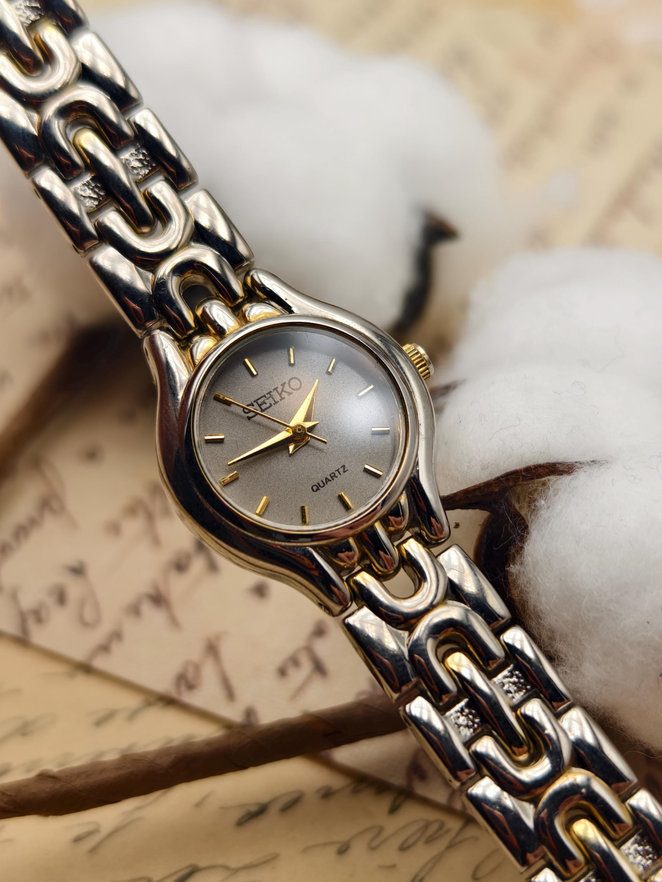 Vintage 1990s Seiko Ladies Quartz Watch Two Tone 23.0mm Silver