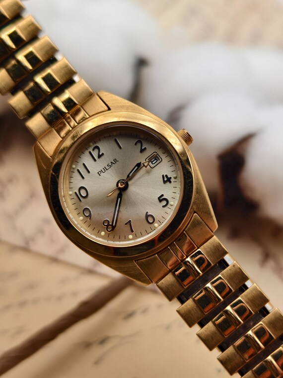 Vintage 1990s Pulsar Ladies Quartz Watch Gold Tone Case  display picture 3
