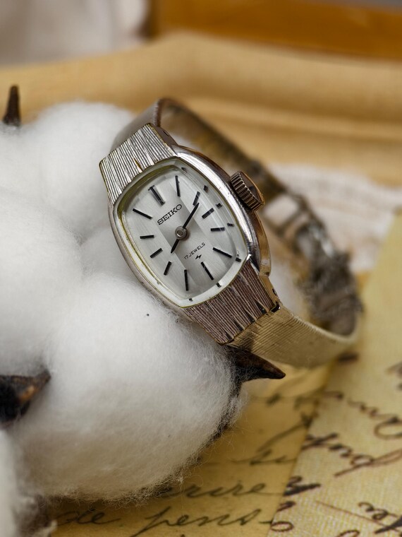 Vintage 1970s Seiko Ladies Mechanical Watch 17 Jewels Silver  display picture 3