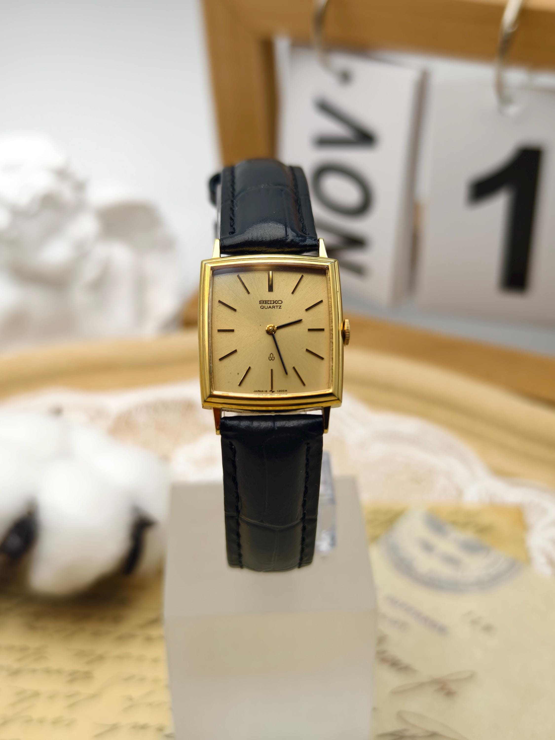 Vintage 1980s Seiko Ladies Quartz Gold Tone Rectangular  display picture 2