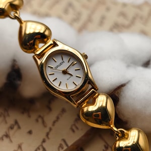 Vintage Gruen Ladies Quartz Gold Tone Heart Bracelet Watch  display picture 1