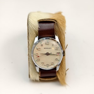 Orologio da polso vintage svizzero - quadrante crema, datario, cassa da 28 mm, cinturino in vera pelle di pelliccia unico di Bradley