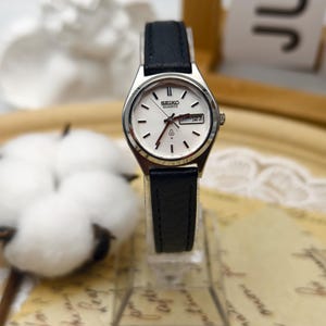 Vintage 1980s Seiko Ladies Quartz Stainless Steel Watch 25mm Silver Dial Black Strap