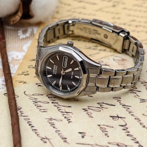 Vintage 2000s Citizen Ladies Eco-Drive Watch Black Dial Day-Date 24.3mm
