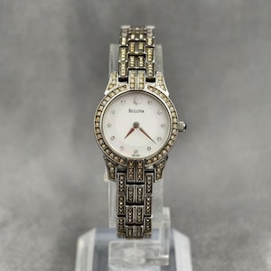 Elegante orologio da donna Bulova in argento al quarzo con cristalli