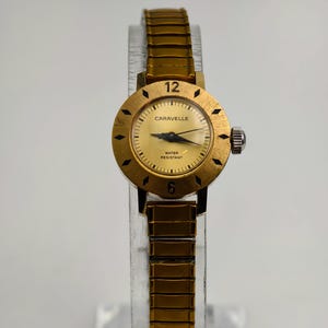 Orologio meccanico da donna Caravelle vintage anni '70 color oro con cinturino espandibile da 23 mm