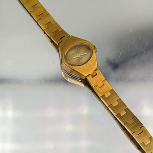 Orologio meccanico da donna Valgine vintage anni '60 con cassa ovale color oro e bracciale integrato