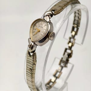 Montre mécanique Bulova pour femme argentée vintage des années 1960, boîtier en forme de larme de 12,1 mm