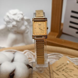 Vintage 1980s Seiko Ladies Quartz Watch Gold Tone Rectangular Case Textured Bracelet