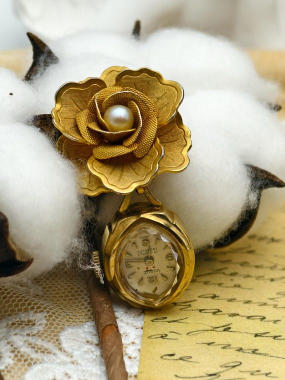 Vintage 1950s Vogue Ladies Mechanical Brooch Watch Gold Tone Floral Pin 17 Jewels Swiss