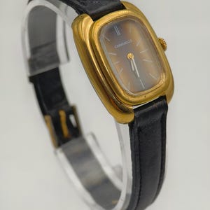 Orologio meccanico da donna Caravelle vintage anni '70, cassa a cuscino color oro, quadrante sfumato