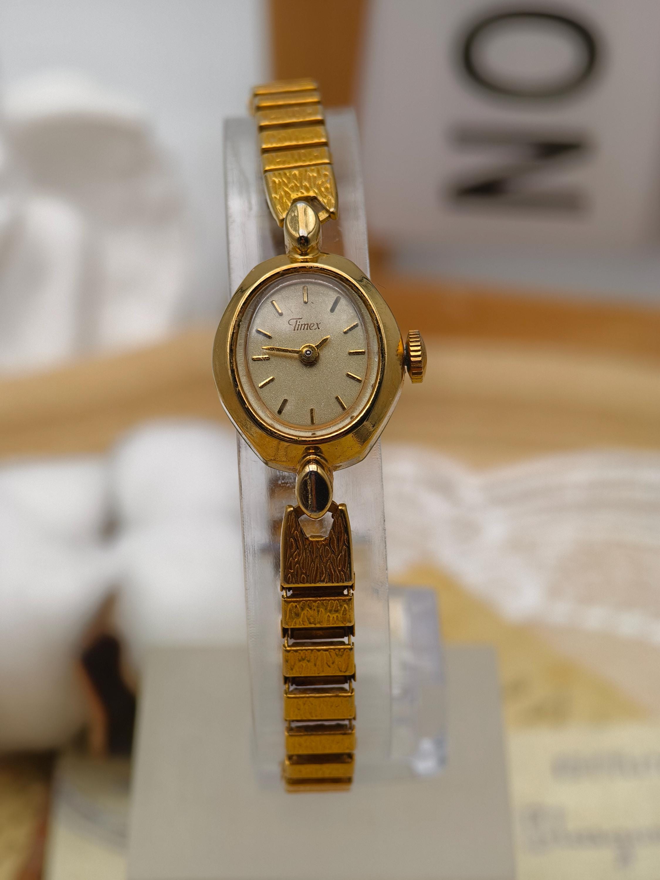 Vintage Timex ladies oval gold tone mechanical winding watch VTG Timex Watch Womens 17mm Oval Gold Tone Expansion  main image 2