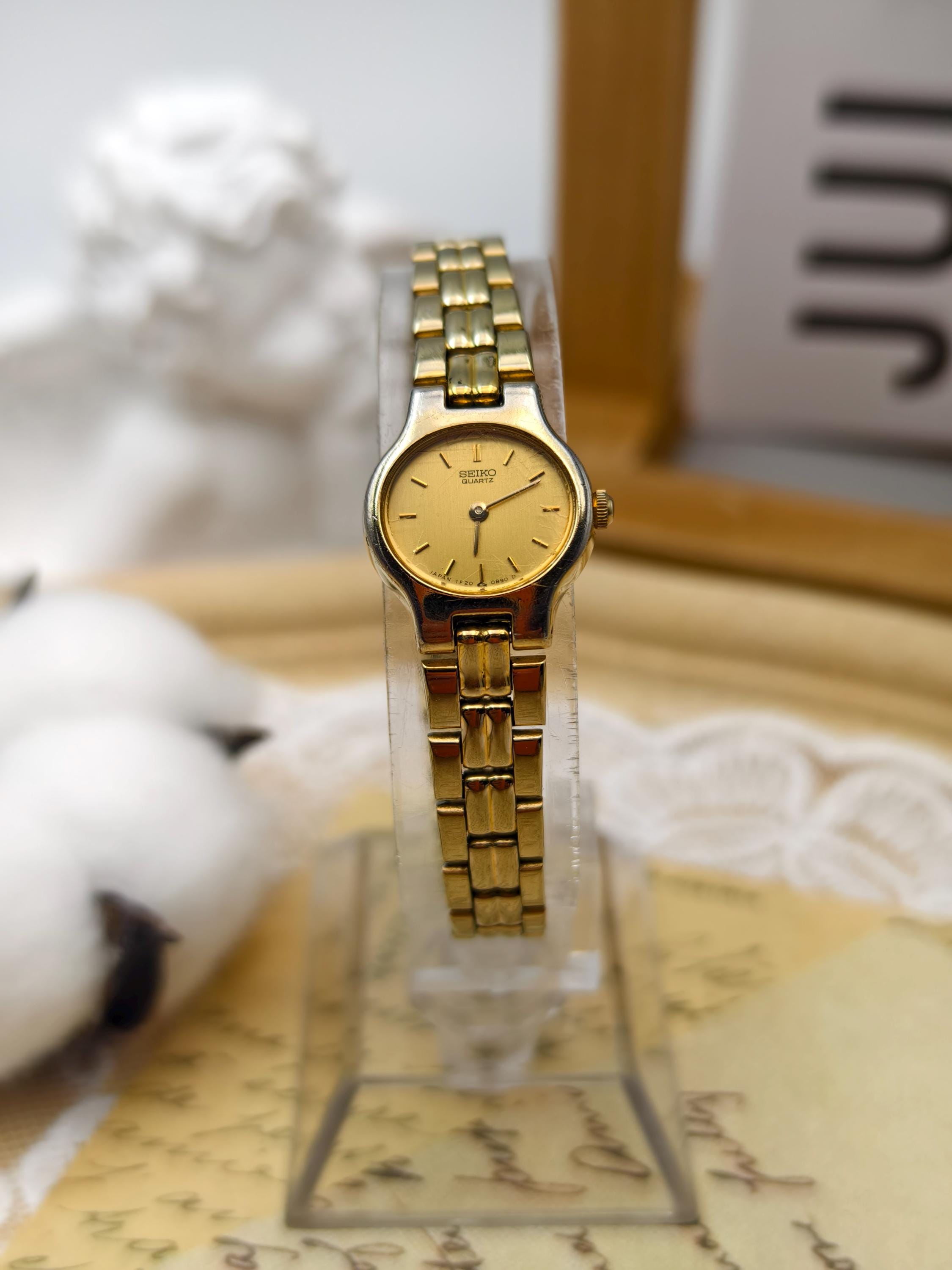 希少　SEIKO ゴールド　ブレスウォッチ　オールド　レディース　腕時計 希少】SEIKO ブレスウォッチ 石付き オーバル ゴールド