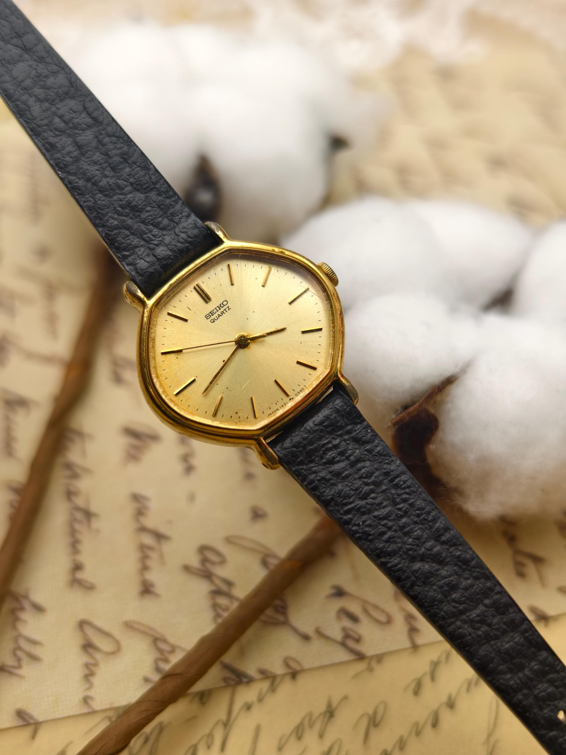 Vintage Seiko 1421-5180 Ladies Quartz Watch Gold Tone 24.3mm Black