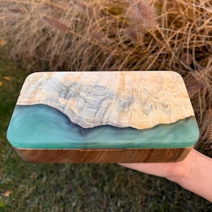 Weihnachtsgeschenk handgemachte Schmuckschatulle aus Holz mit Epoxidharz-Inlay, rustikale Erinnerungsbox für Sie oder Ihn