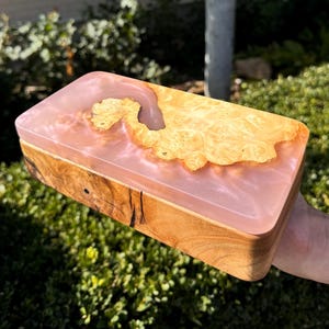 Handgefertigte Holzschmuckschatulle mit Epoxidharz-Inlay, rustikale Erinnerungsbox, perfektes Geschenk für Sie oder Ihn