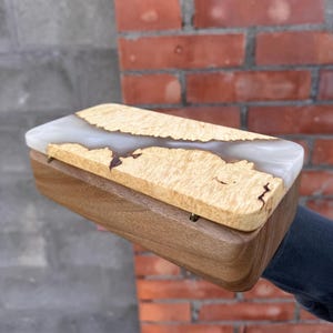 Einzigartiges Geburtstagsgeschenk für Sie oder Ihn | Handgemachte Holzschmuckschatulle mit Epoxidharz | Personalisierte Erinnerungsbox | Rustikale Geschenkidee
