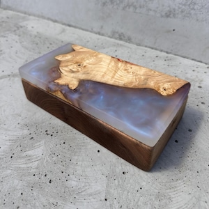 Rustikale Erinnerungsbox, handgefertigte Holzschmuckschatulle mit grauem Epoxidharz-Inlay, perfektes Geschenk für Sie und Ihn