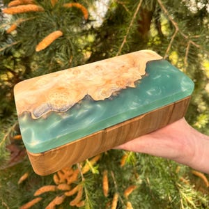 Weihnachtsgeschenk handgemachte Schmuckschatulle aus Holz mit Epoxidharz-Inlay, rustikale Erinnerungsbox für Sie oder Ihn