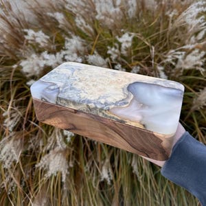 Weihnachtsgeschenk handgemachte Schmuckschatulle aus Holz mit Epoxidharz-Inlay, rustikale Erinnerungsbox für Sie oder Ihn