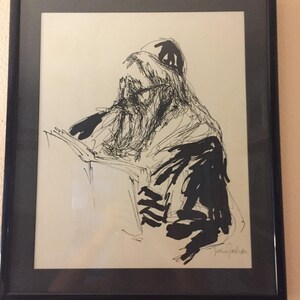 Puede incluir: Dibujo a tinta en blanco y negro de una persona leyendo, con sombrero y gafas. La obra de arte está enmarcada en un marco negro. El estilo es suelto y expresivo, con trazos de pluma visibles. La obra está firmada en la esquina inferior derecha.
